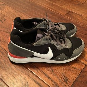 Nike Venture Runner Iron Grey